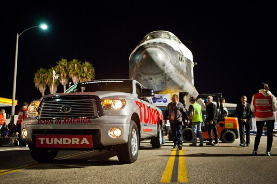  Toyota Tundra Tows the Space Shuttle Endeavour 2012 года  (фото 2 из 3)